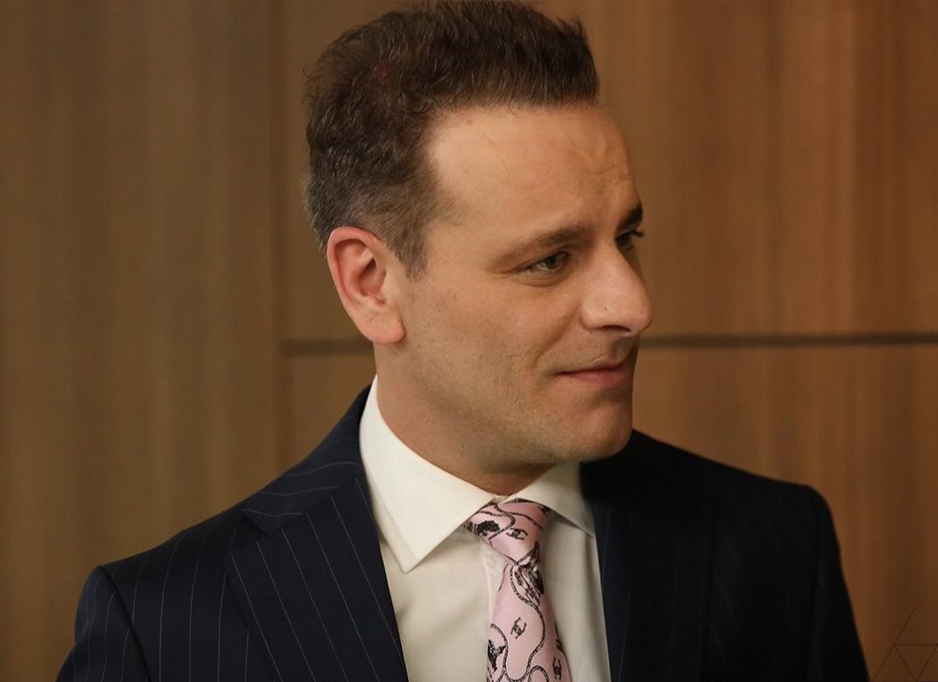 - Ну, как Макс, обживаешься?