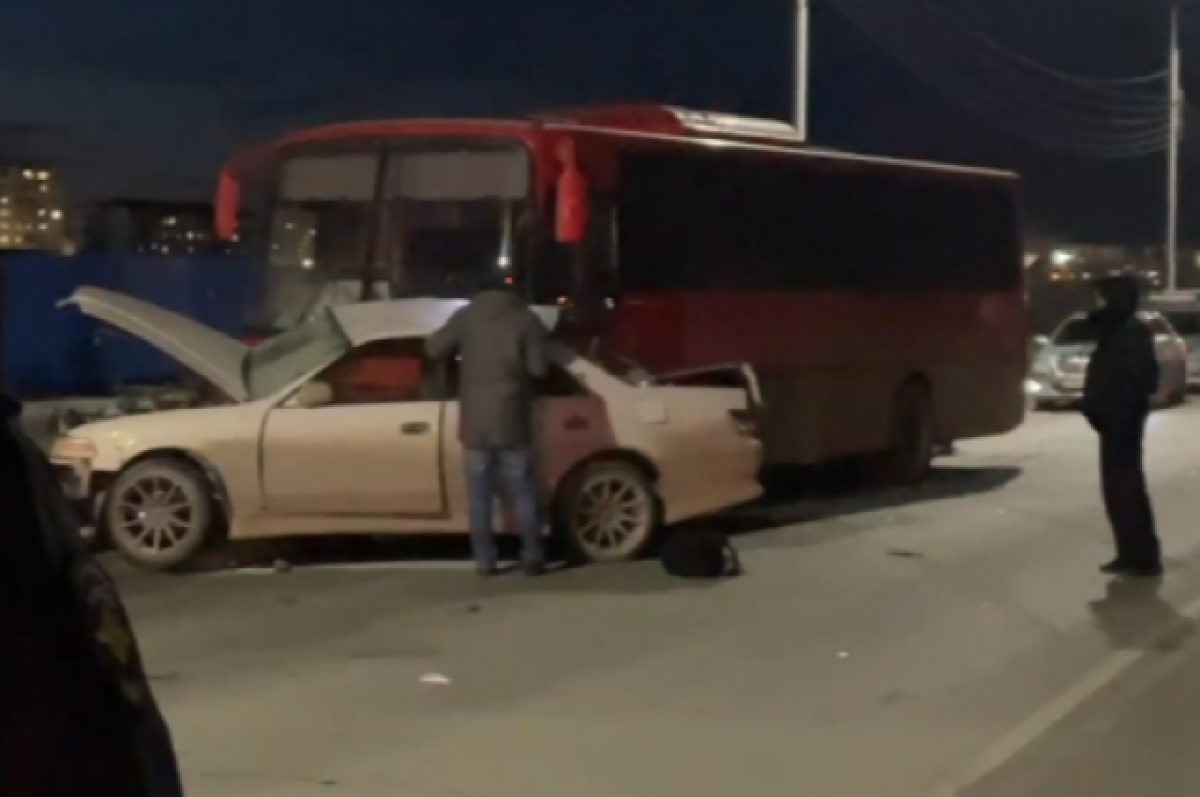    Один человек погиб и пятеро пострадали в ДТП с автобусом в Якутске