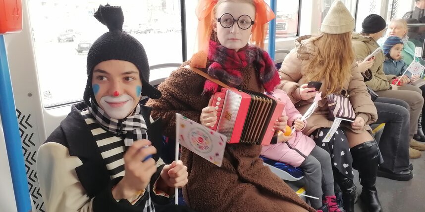    Артисты театра "Мимигранты" поднимали настроение пассажирам.Евгения Елисеева