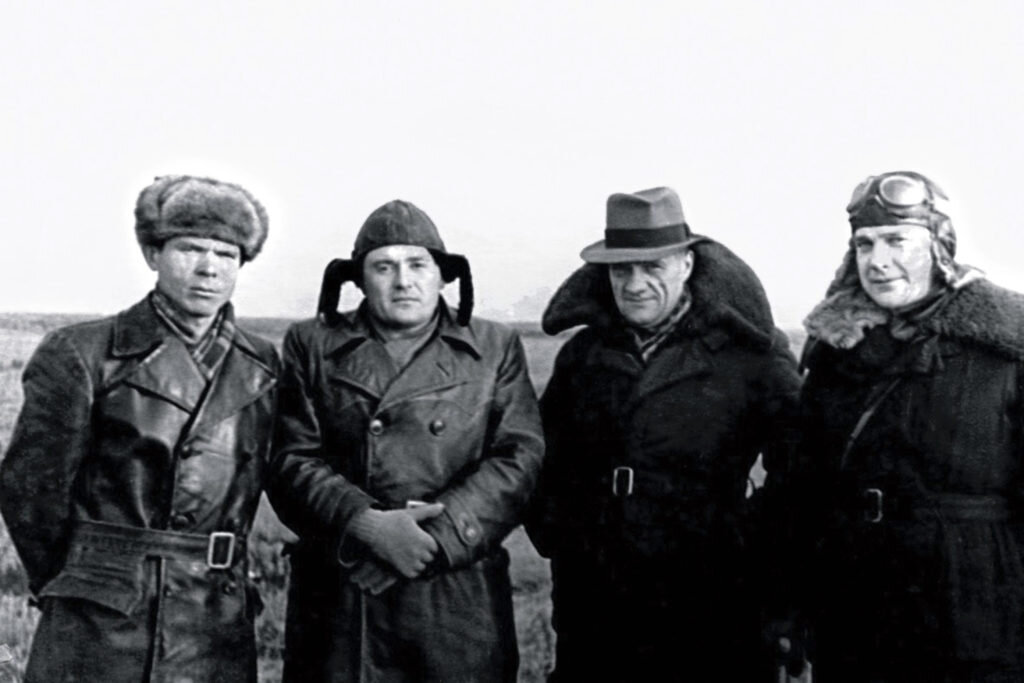 М.И. Борисенко, С.П. Королев, Н.А. Пилюгин, М.С. Рязанский на полигоне Капустин Яр, 1947 год.