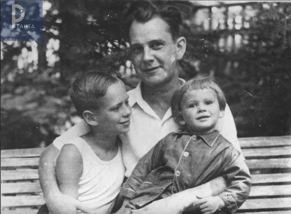 М.С. Рязанский с сыновьями Владимиром и Николаем. 1940-ые гг. Фото - РГАНТД.