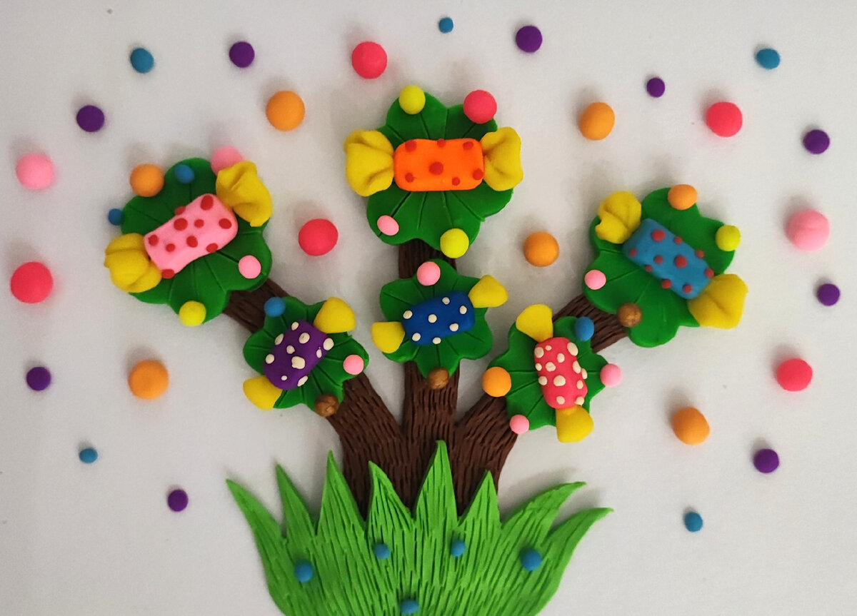 Готовый вариант аппликации из пластилина на картоне Конфетное дерево.