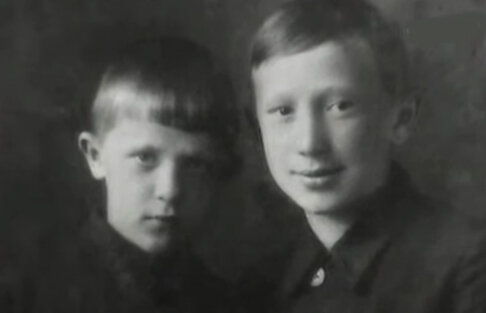 Алексей справа с братом Аркадием