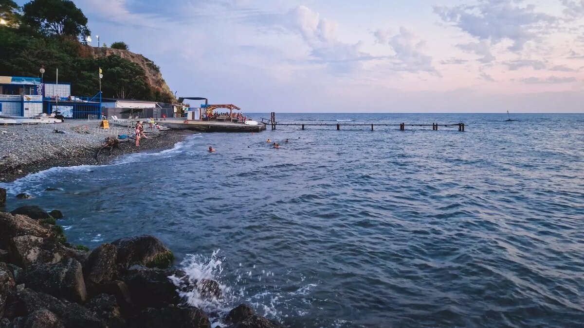     Президент Ассоциации туристических агентств Турции Фируз Баалыкая во время визита в Россию заявил, что цены на отдых в Турции этим летом в евро расти не будут. Но не в рублях. «Новые известия» узнали, во сколько обойдется тур, если бронировать сейчас, и что будет с ценами на отдых в Турции летом.