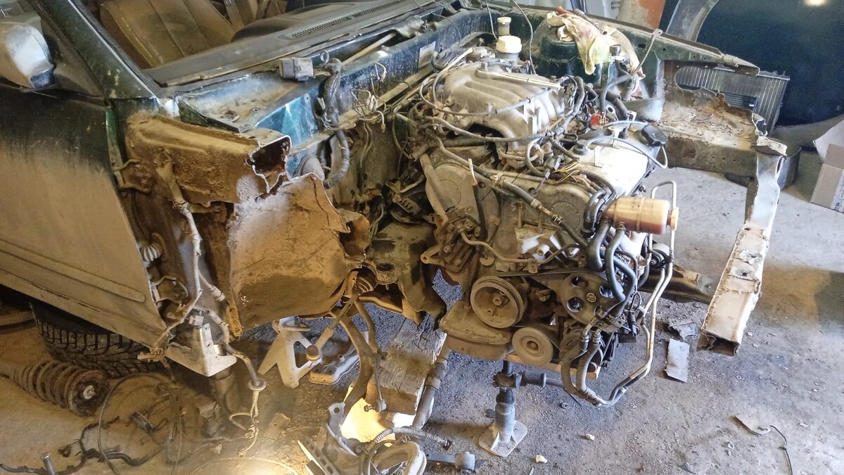 Тут передней части уже нету, готовимся к установке новой детали.