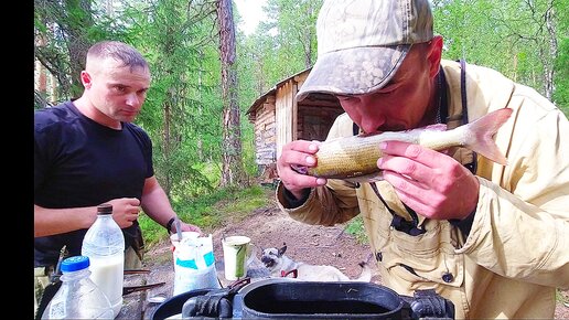 Приготовление рыбы на обед в тайге. Скоросолка из хариуса и свежая уха на обед. Быт в тайге. Живём в избушке несколько дней.