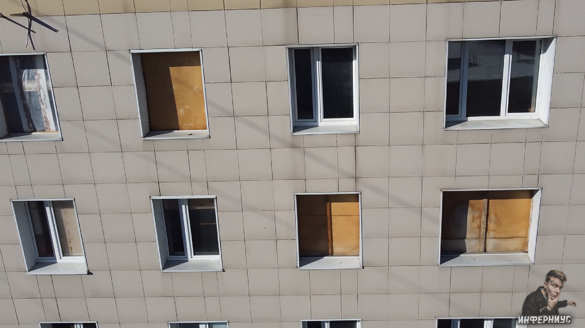 Окна в заброшенном доме 