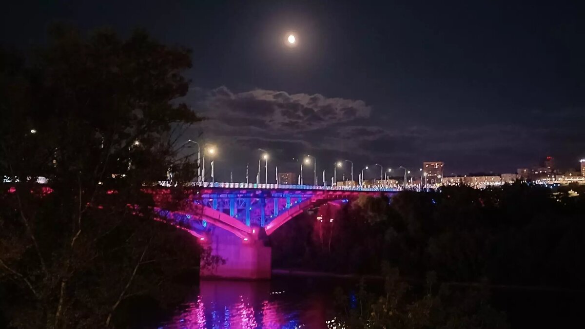     Нижегородские коммунальщики, предположительно, сбрасывали отходы с Канавинского моста в Оку. Видеозапись с нарушением дошла до областного Росприроднадзора. Сотрудники ведомства сообщили, что начали проверку.