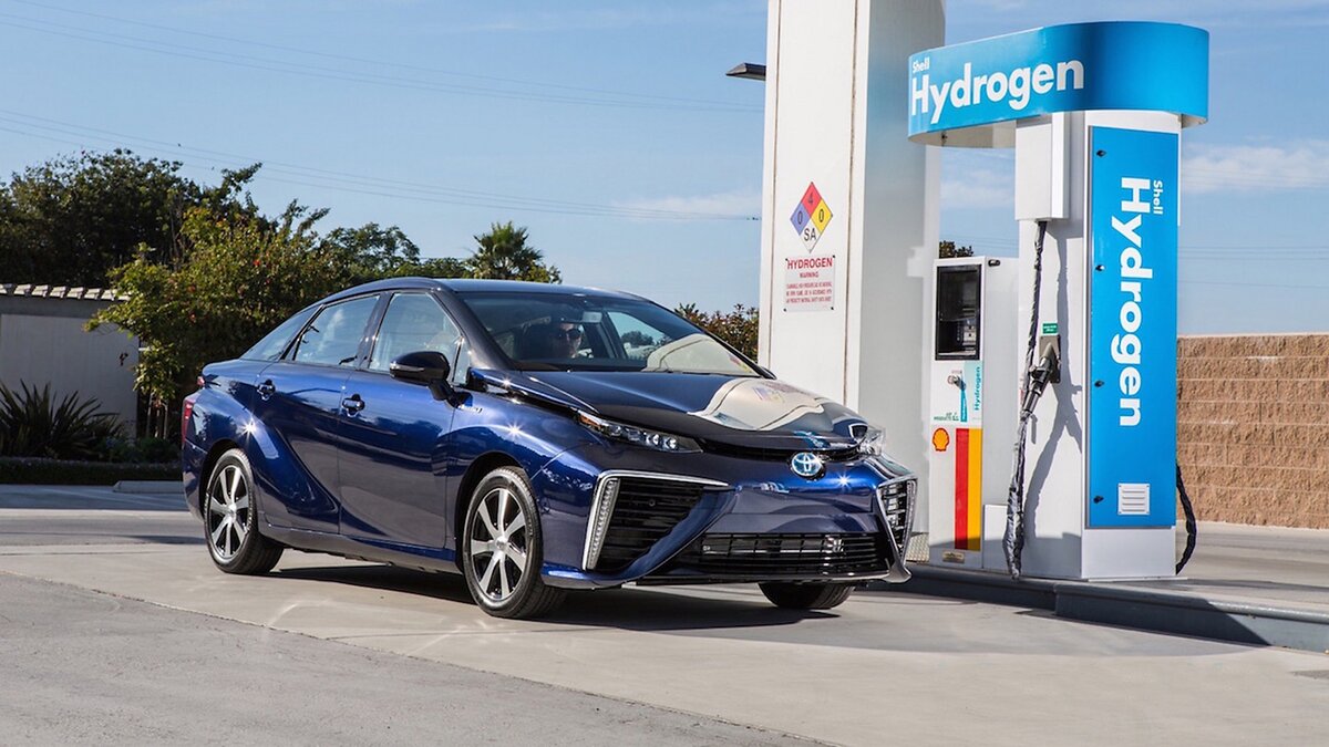 Toyota Mirai на заправке водородом.