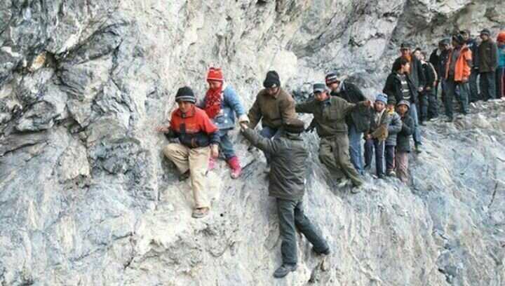 Дорога в школу.Ежедневная дорога детей в школу. Деревня Пили района СУАР (регион на северо-западе Китая)