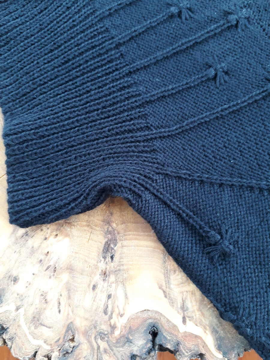 Авторская модель манишка "Пауки". Фото автора.