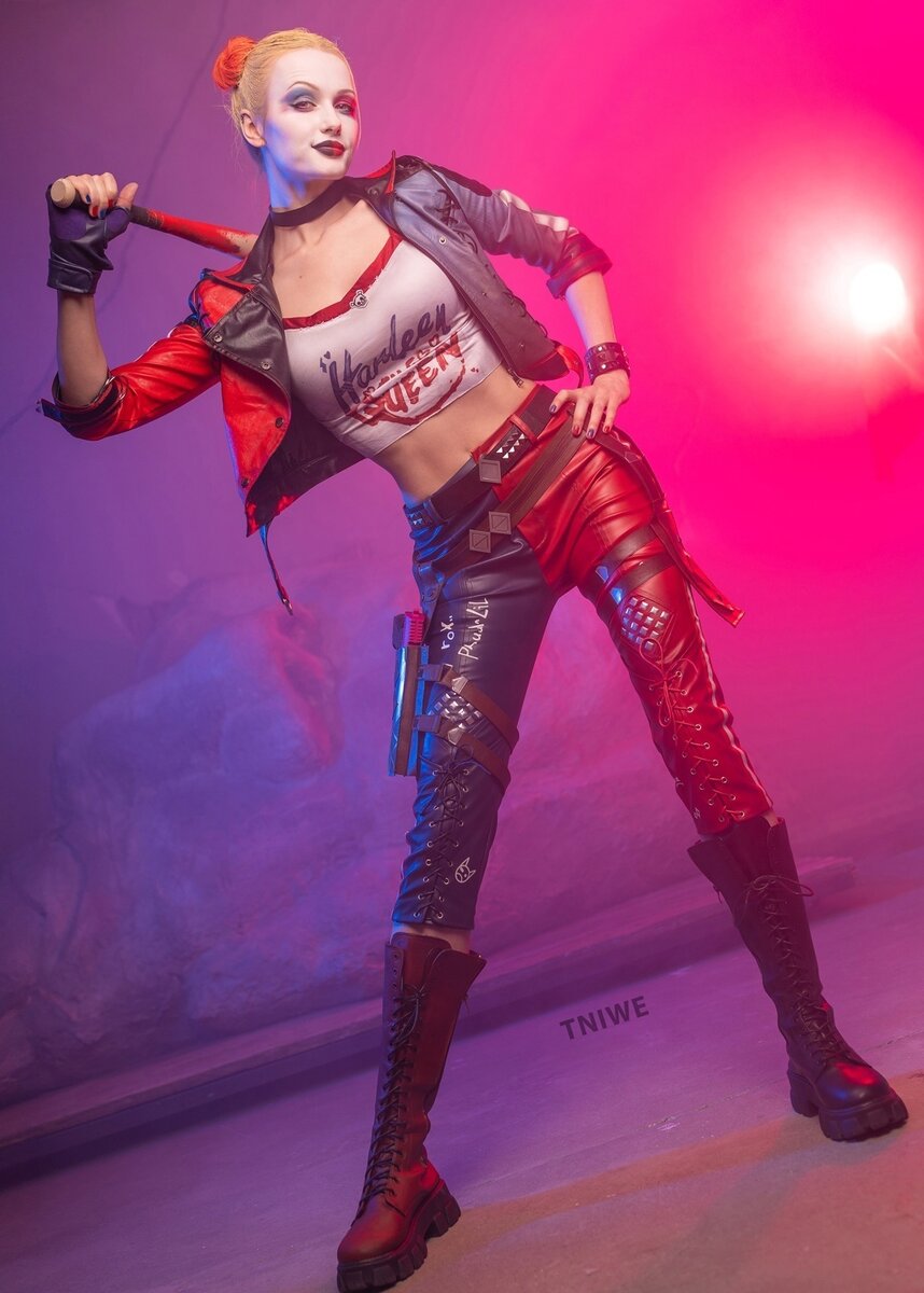 Tniwe в образе Харли Квинн