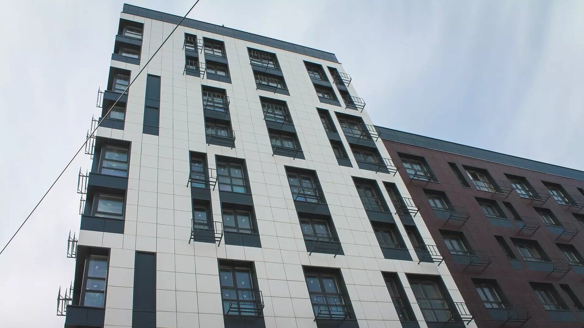     Для застройщиков В России ввели новый мораторий на взыскание неустойки по договорам ДДУ. Это лишит многих покупателей жилья возможности вернуть часть денег по договору неустойки.