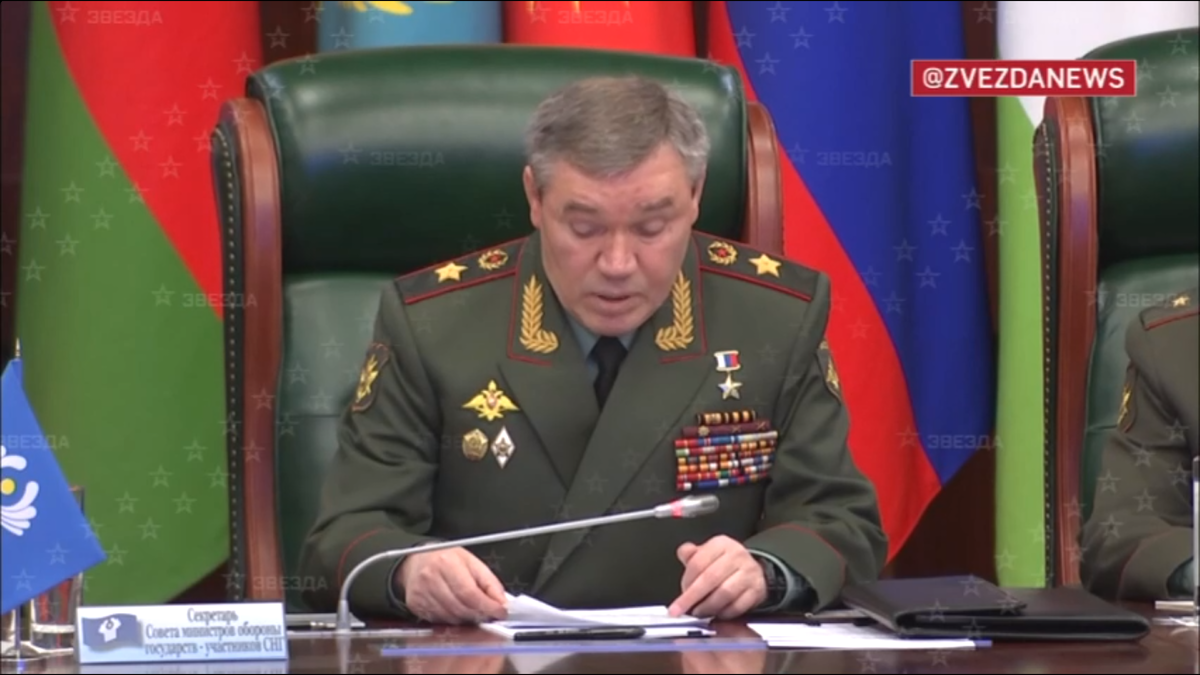 Генерал Герасимов не часто выступает с публичными заявлениями. И это всегда какие-то фундаментальные темы. Не только Западной коалиции необходимо укрепляться, но и странам СНГ. Об этом он говорил на заседании Комитета начальников штабов ВС государств-участников СНГ. В качестве наиболее вероятной и перманентной угрозы: терроризм и прокси.