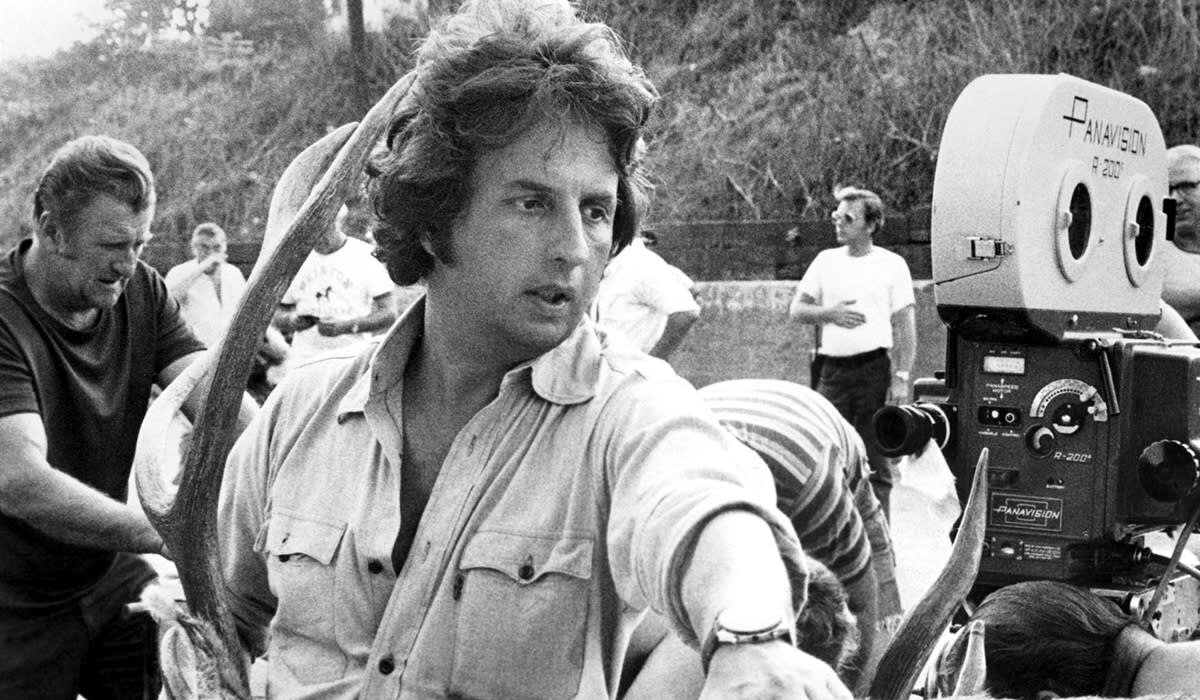 Просит убедительными доводами играть тушу оленя талантливей