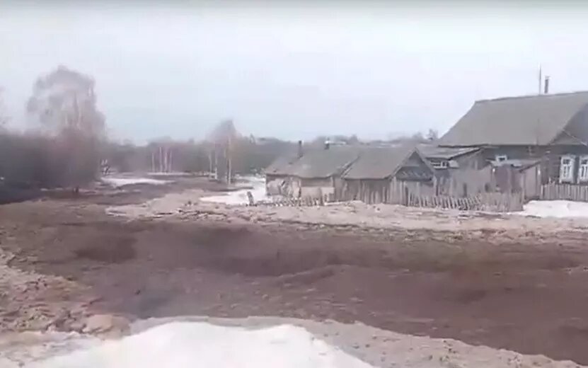    Очевидцы: мощный поток воды пронесся по улице села в Удмуртии