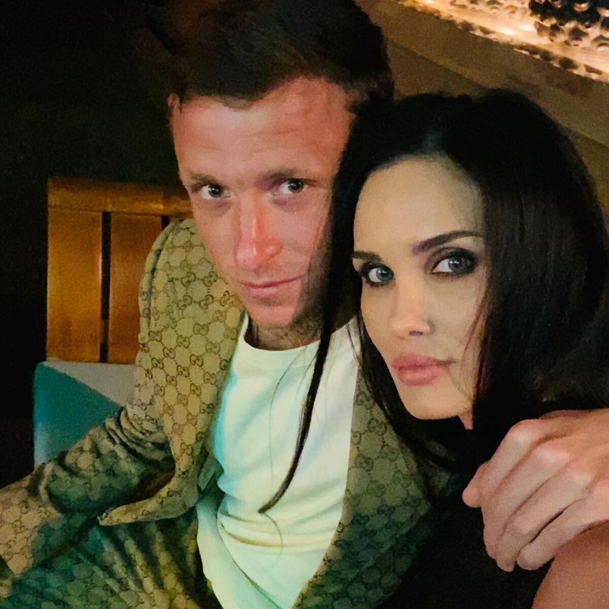 женщина с деньгами. прекращение алиментов. девушка берет деньги. ссора. неуплата алиментов.