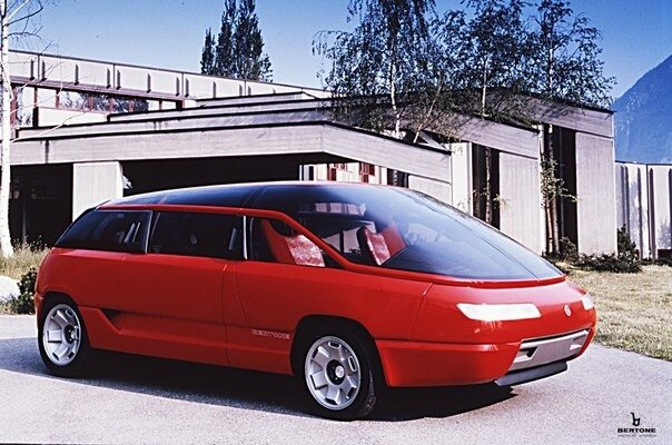 Яркий красный цвет и футуристический дизайн 