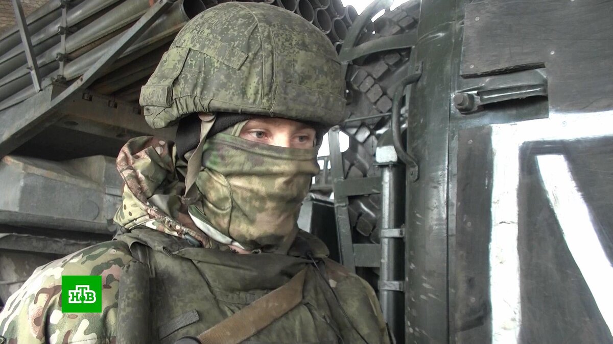 [ Смотреть видео на сайте НТВ ] По данным Минобороны, российские военные в зоне СВО уничтожили «Градом» ангар ВСУ с американскими гаубицами М777.