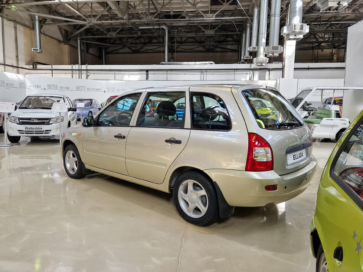 Сзади бампер уже обычный. Привычный для универсала. Только шильдик на крышке багажника может выдать вам то, что это электричка.