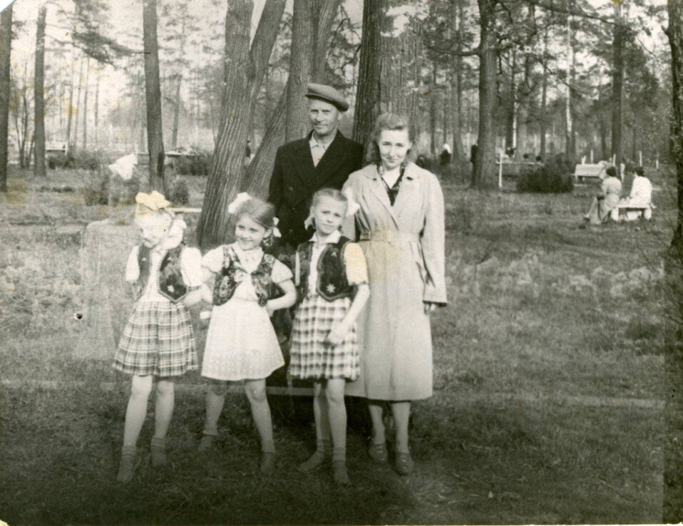 Из семейного архива – Корнеевой Жанны Петровны. Фото №2 (лицевая сторона) – Скан-копия. разрешение: 958х738. файл: JPG