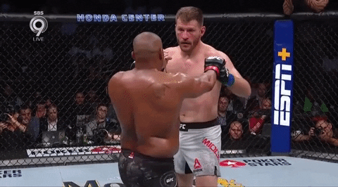 Кормье сует пальцы в глаз Стипе Миочичу 