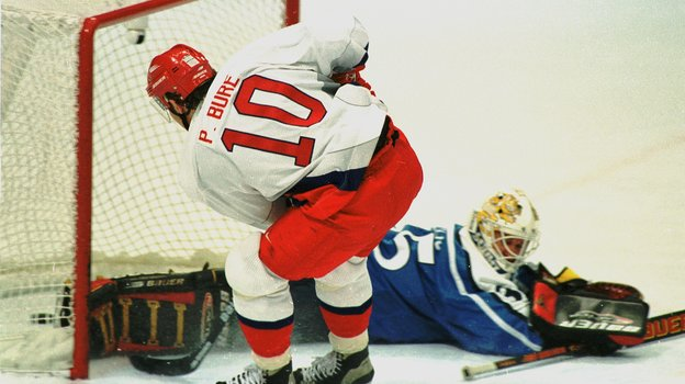 20 февраля 1998 года. Нагано. Павел Буре забивает пятую шайбу в матче против Финляндии. Фото Андрей Голованов, Сергей Киврин, архив «СЭ»