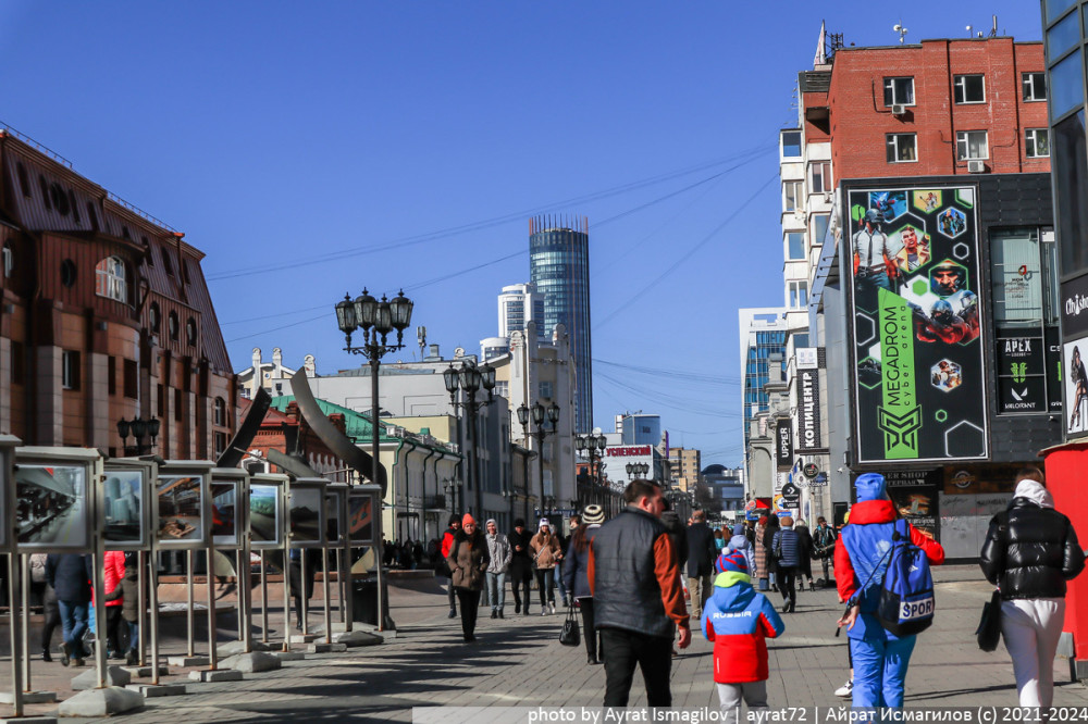 Нечасто мне везет с солнечной погодой в Екатеринбурге, но иногда это случается. И, как назло, если повезло с погодой, не везет с запасом времени (надеюсь, это не станет закономерностью).