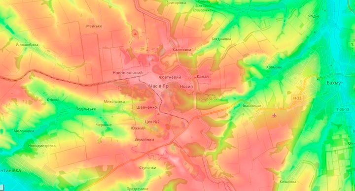 ЧАСОВ ЯР ЛЕЖИТ НА ГОСПОДСТВУЮЩЕЙ ВЫСОТЕ. ИСТОЧНИК: TOPOGRAPHIC-MAP.COM