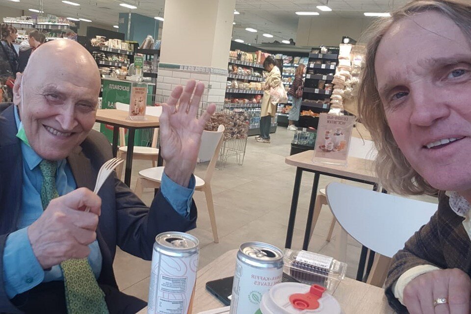    Николай Николаевич Дроздов и его товарищ художник Константин Мирошник зашли перекусить. 3 апреля 2024 год. Фото — личный архив Константин Мирошник