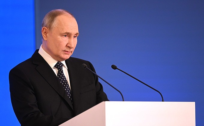 Владимир Путин на заседании XII съезда Федерации независимых профсоюзов России