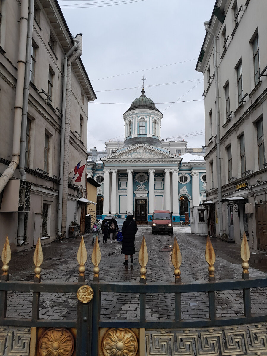 Армянская апостольская церковь Святой Екатерины. Церковь св. Екатерины свою историю начала в 1770 г с челобитной Екатерине II от главы армянской диаспоры Лазарева. И по ее устному повелению был дарован участок земли на "Большом проспекте" против каменного Гостиного двора.