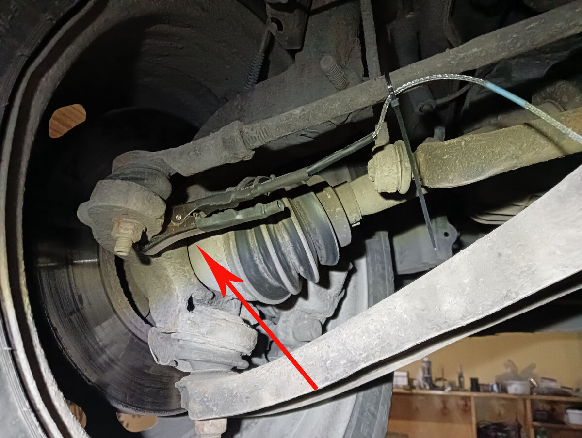 Установка датчика на левом поворотном кулаке