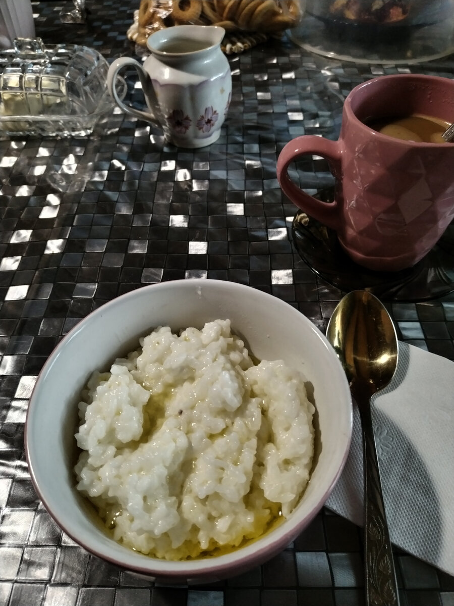 Каша рисовая молочная, кофе, бутерброды.