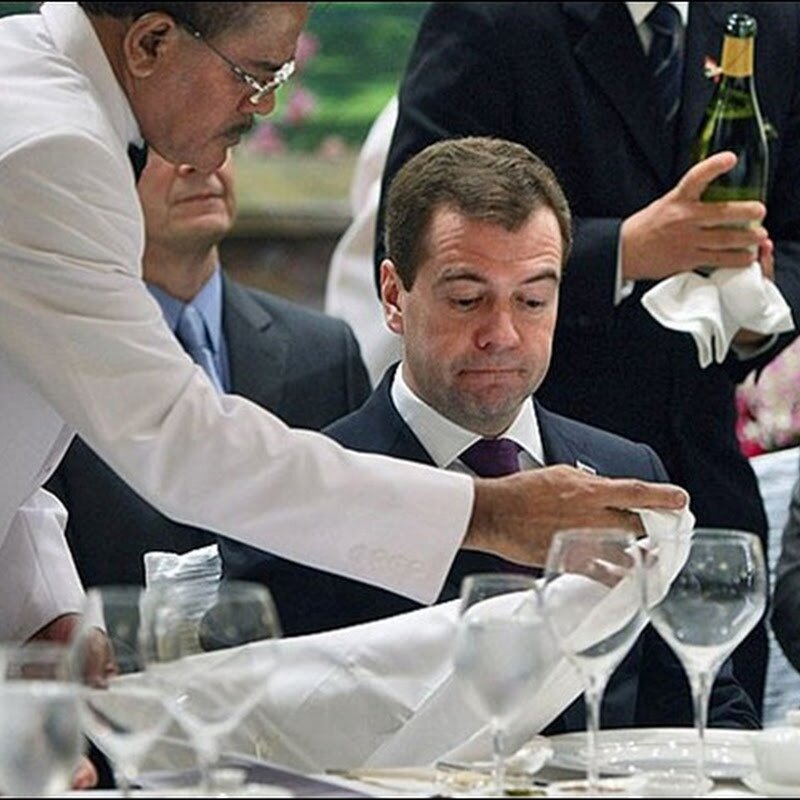 Дмитрий Медведев и бокалы. Фото взято из открытого доступа в Интернете