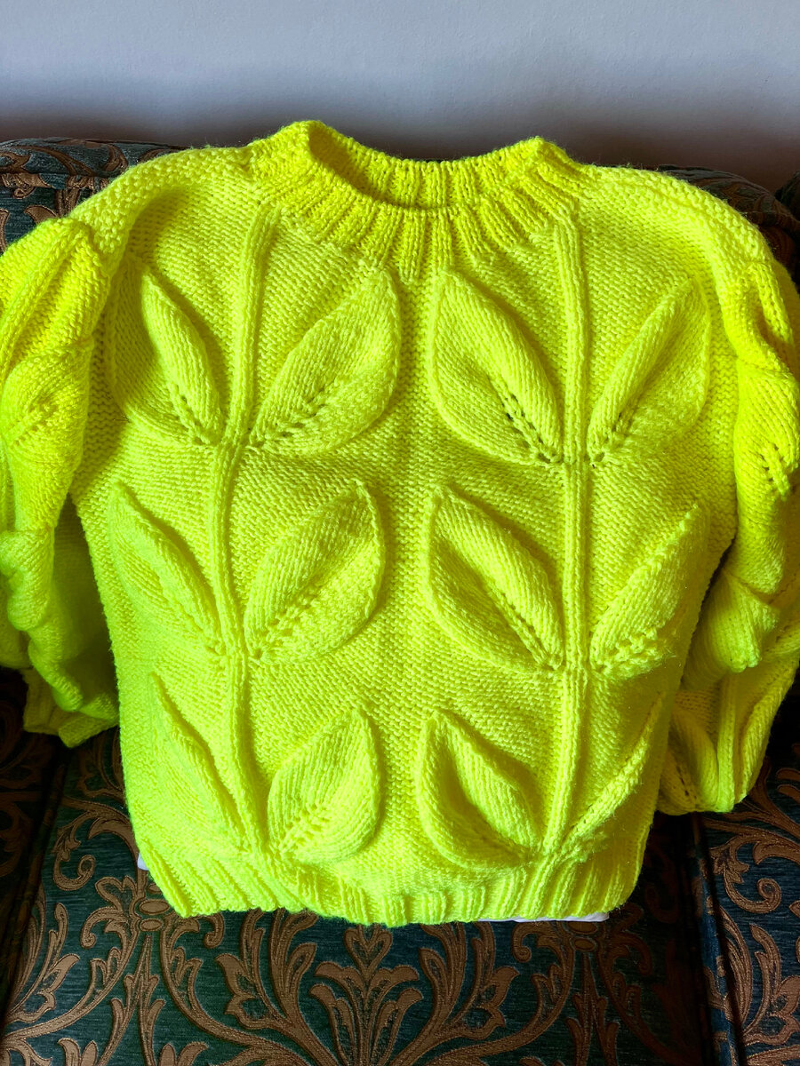 Свитер с листьями . Фото и работа автора.