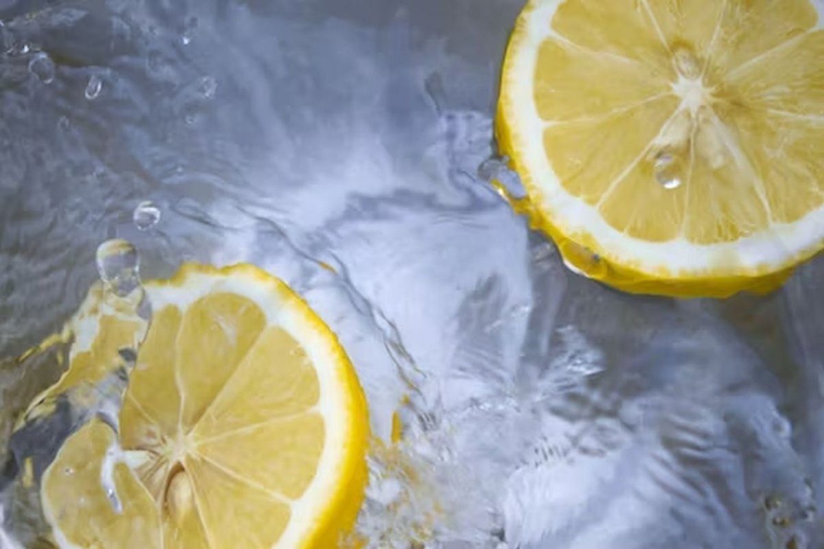 По словам медика Кирилла Антонова, вода с лимоном, употребляемая при движении, активизирует процессы жиросжигания.