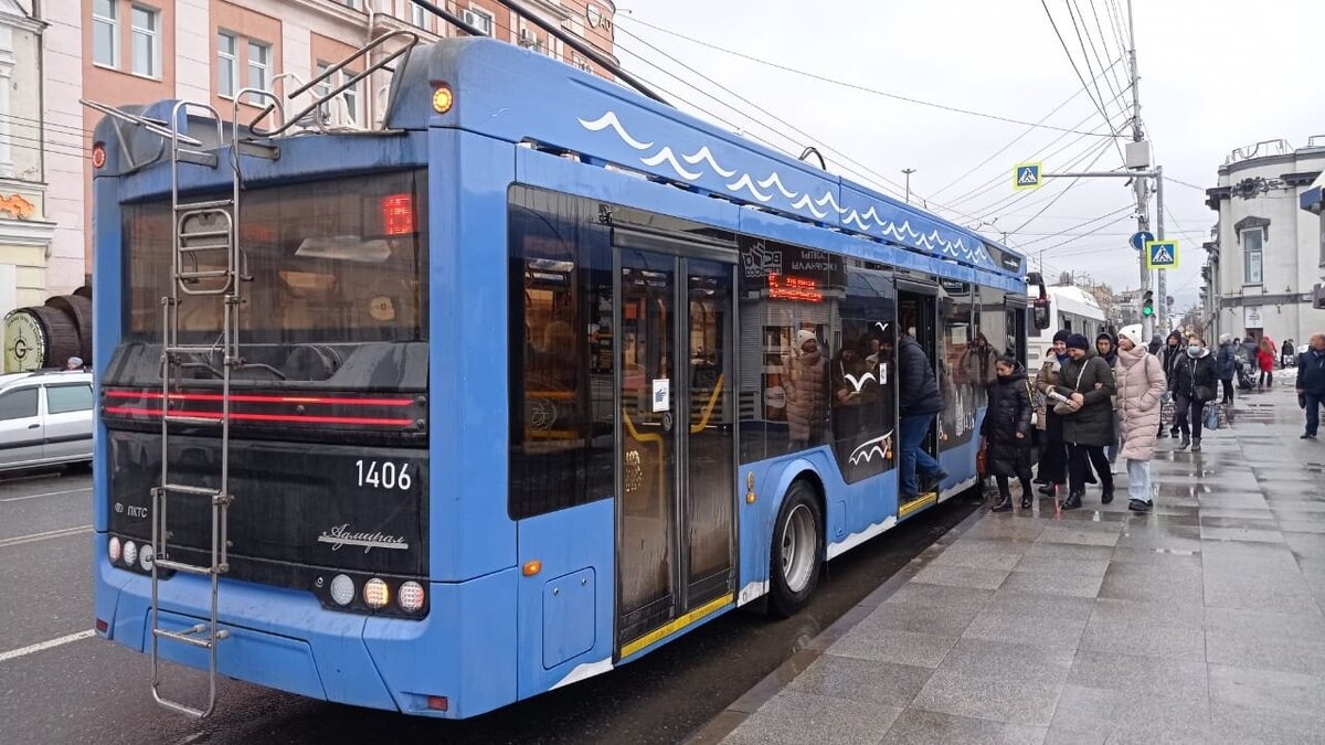    В Саратове пассажиры толкали застрявший у СГУ троллейбус №15Новости Саратова и области – Сетевое издание «Репортер64»