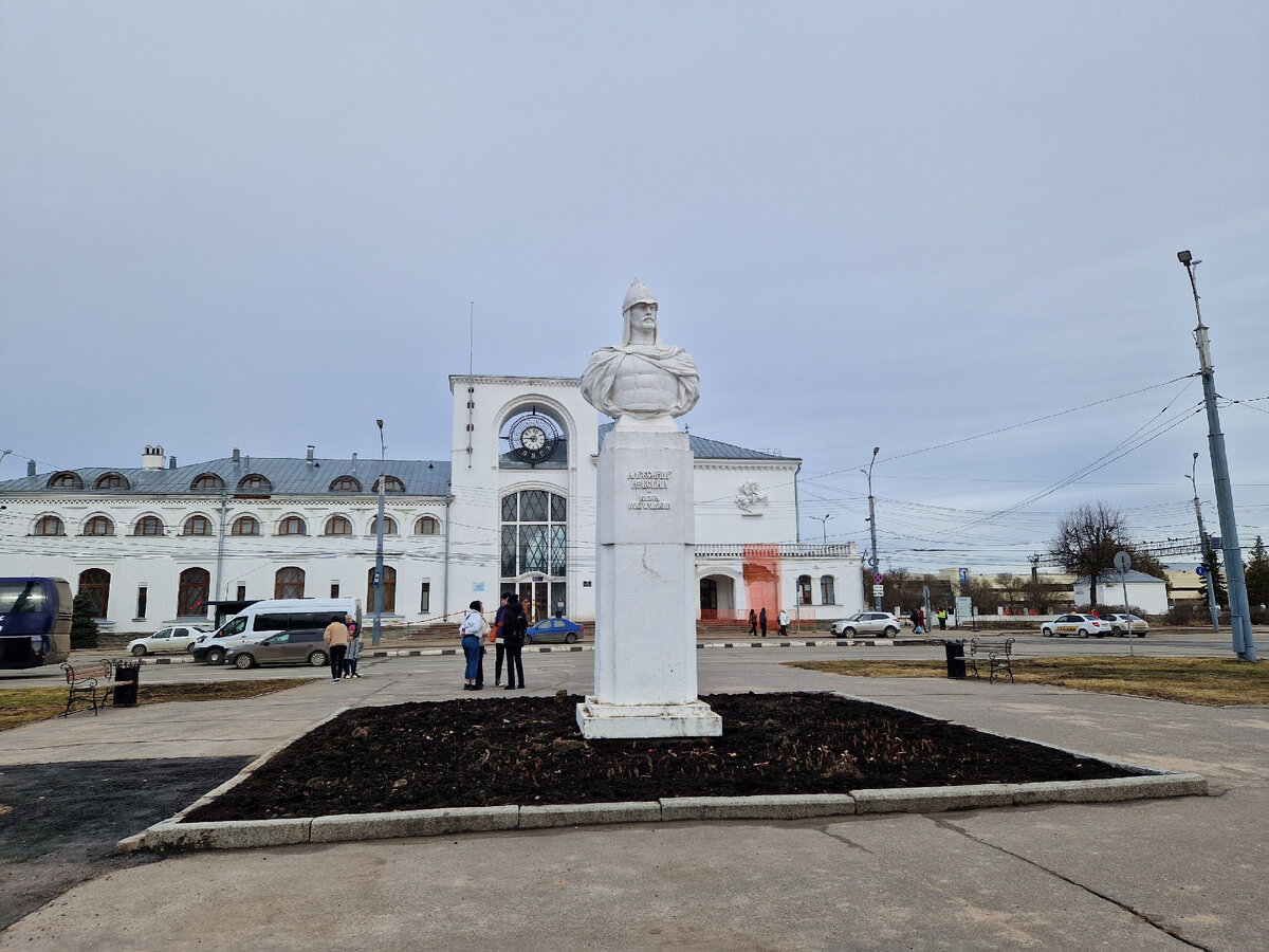 Вокзальная площадь. Памятник Александру Невскому.