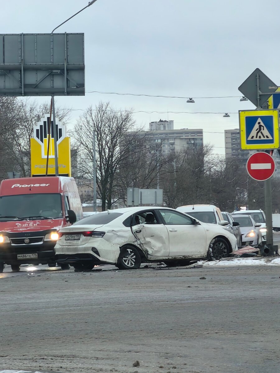 Быстрый таксист не вписался в поворот и сбил светофор на Софийской |  Мегаполис онлайн | Дзен