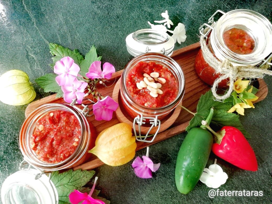 Когда вопрос выбора стоит особенно ОСТРО! Хариса - перец чили и его подельники, марокканская аджика, в данном случае, я бы скорее назвал - Песто стран Магриба. Наверное помните, мою давнюю любовь к этим красномолодцам. Всем "кастрюляфилам" рекомендую эту звнятную вещицу. Штука очень вкусная и полезная (если конечно, не испытываете проблем с желудком). Использовать харису можно везде, просто на кусочек тоста, в супы, соусы, к мясу и рыбе, в маринады, к пасте и т. д.,типа, "здесь читаем, а здесь рыбу заворачиваем". Ну что, прокачаем темку!
- Халапеньо 0,3 г.
- Хабанеро 0,3 г.
- Вялен.томаты 0,2(домашние self made)
- Перец болг. красный 0,3
- Зира, кориандр, паприка копчёная (кол-во варьируйте на свой вкус)
- Чеснок 1 головка
- Сок 1/2 лимона
- Кедровые орешки 0,05
- Масло оливковое 5 cl
- Соль морская
Всё перцы предварительно запечь в духовке при t°C160 ~30-50 мин. накрыв фольгой. Такой приятный запах начнёт распространяться по всей кухне. 
Вынув из духовки сложить в миску и накрыть крышкой, т. е. дать пропотеть перцами, что бы было легче снять с них кожицу. Зёрна зиры и кориандра предварительно прогреть на сковороде - обязательно! Таким образом, даём нашим специями проснуться и поделиться своим ароматом и размелить в ступке. Перцы, вялен. томаты и чеснок пропустить через мясорубку (мелкое сечение решётки), заправить специями, соль, лимон. соком, смешать с рубленными подпечёными кедровыми орешками, добавить оливк.масла. Разложить по предварительно стерилизованным баночкам-скляночкам. Всё, готово!
N. B. А знаете, что наши Capsicums имеют шкалу остроты - шкала Сковилла наличие содержания капсаицина (в ед.) в перцах. Допустим, болг. перец =0 ед., халапеньо =5000-8000 ед., хабанеро =500000 ед.,... Каролина Рипер =2200000 ед.! Как вам такой "фруктик"? Спичку лучше не подносить. Жечь будет не только во рту, но и в причинных местах, прости господи. Как и любой другой учёный, я сначала испробовал на себе. Желаю Всем RedHotChiliPepper в организме! Будет Tutto Остро!
P.S. История из жизни. Однажды, одна русская дама, назовём её Анна Алексеевна, умудрилась выйти замуж за французского дипломата. Ну и как полагается, "значится уехала во Хранцию до городу Парижу к своему хахалю напудренному жить." Назовём его Кристабаль. Жили они не тужили, и всё гладко у них было и ровно. Да вот как-то заскучала наша мамзель в своëм шато, Анна Алексеевна, по Родине и вопрошает к благоверному: "Мон шер, а поехали я тебе Россию покажу, мать нашу?! ". Так и случилось. И вот едут они едут, из города в город, из деревеньки в деревню, хлеб да соль везде, полями широкими, лесами густыми, горами крутыми, озёрами глубокими. Конца и края не видать нашей стороне. Тут муж-француз, Кристабаль наш, почесал голову и выдал :" Да-а, Наполеон был неправ. Он бы ознакомительную тур-поездку купил бы для начала, перед тем как нападать".
... имена вымышленные, да история правдивая.