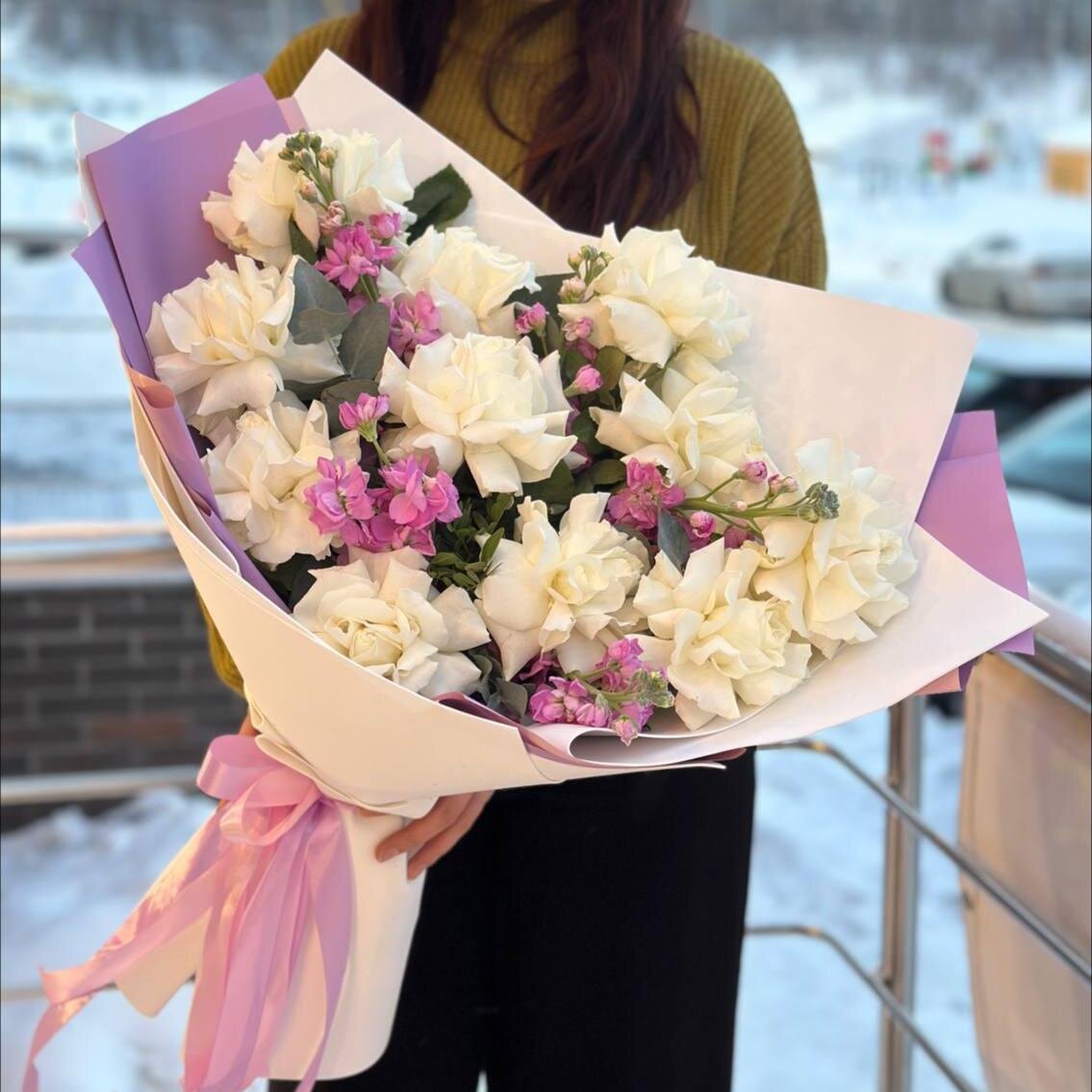 Букет из 11 белых роз с матиолой