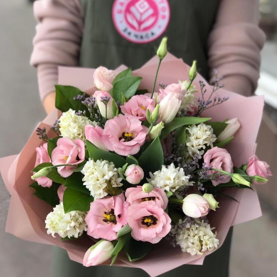 Букет с розовыми тюльпанами и белыми гиацинтами