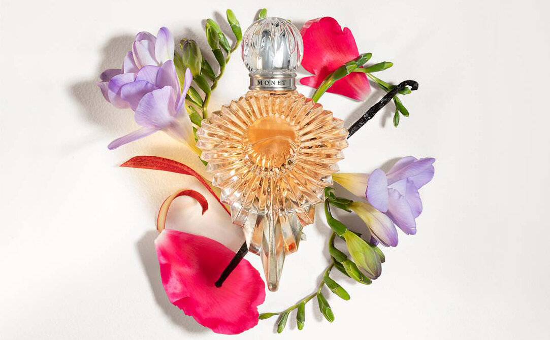 Бергамот, фрезия, красная смородина, ревень, пион, ландыш, магнолия, мускус, ваниль