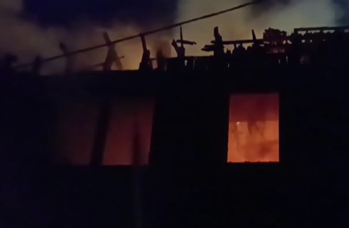    В Хабаровске горел двухэтажный дом на проспекте 60-летия Октября