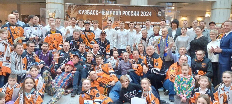    Игроки и тренеры нашей команды с удовольствием фотографировались с болельщиками. Анатолий БОЛДЫРЕВ