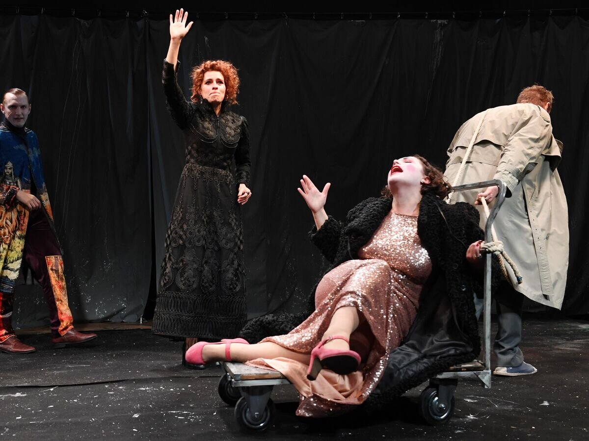    Спектакль "Светит, да не греет" в театре им. М. Н. Ермоловой© РИА Новости / Сергей Пятаков