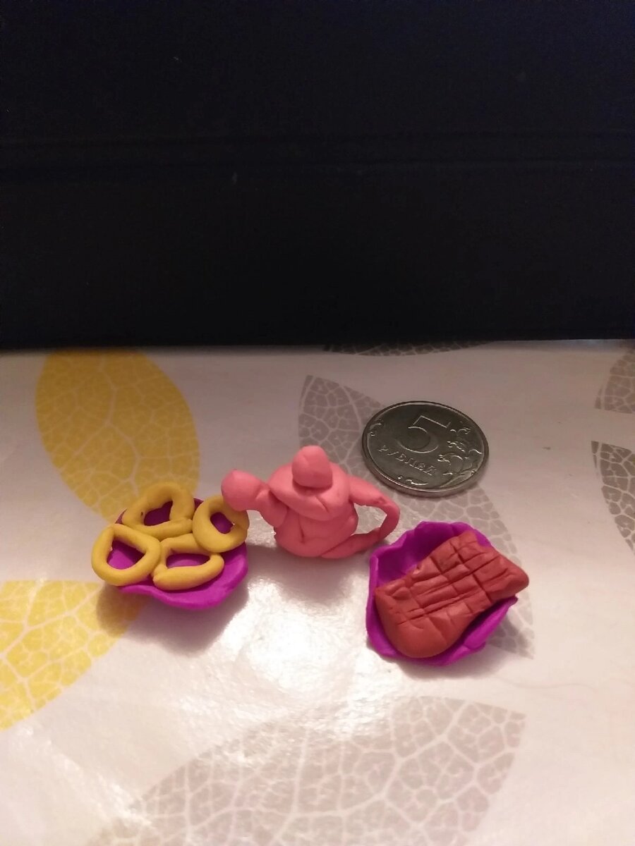 Задание : сделай колечко из пластилина, слепи бублик.