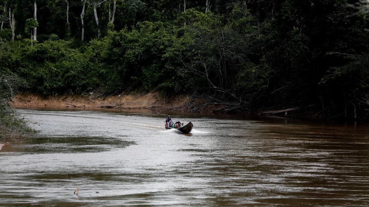    Люди на лодке:Roberto Gisneros/Getty Images