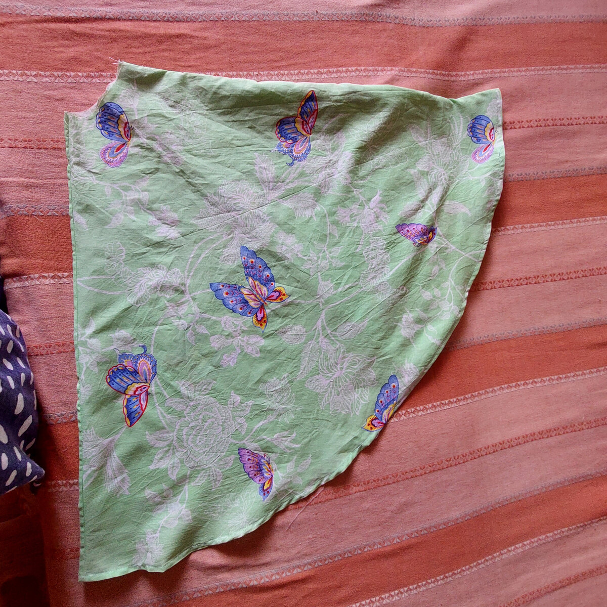 Ситец узенький, сантиметров около 75 в ширину, да я еще и намочила его, чтобы он немного подсел.